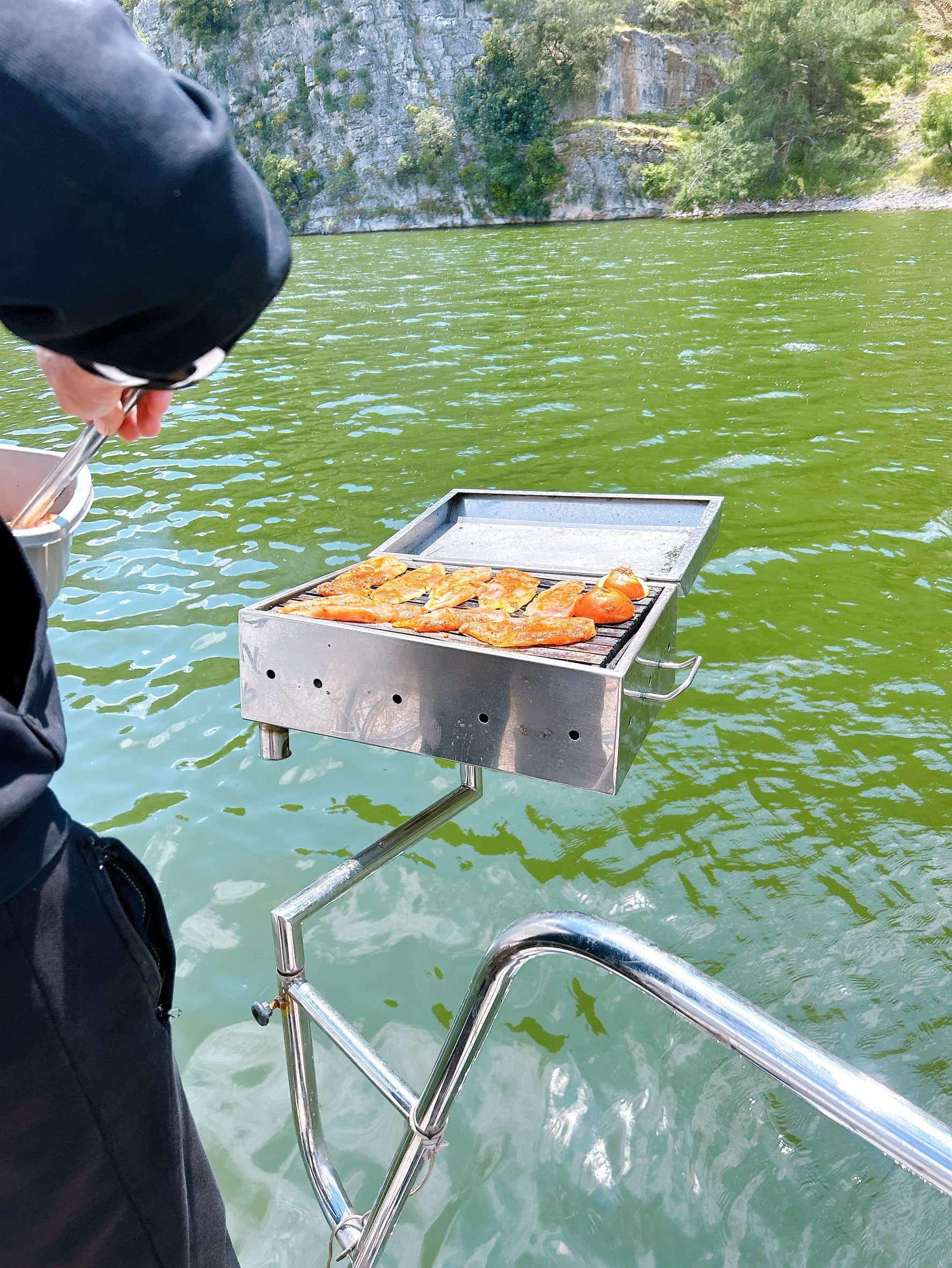 昼食は船上でBBQ