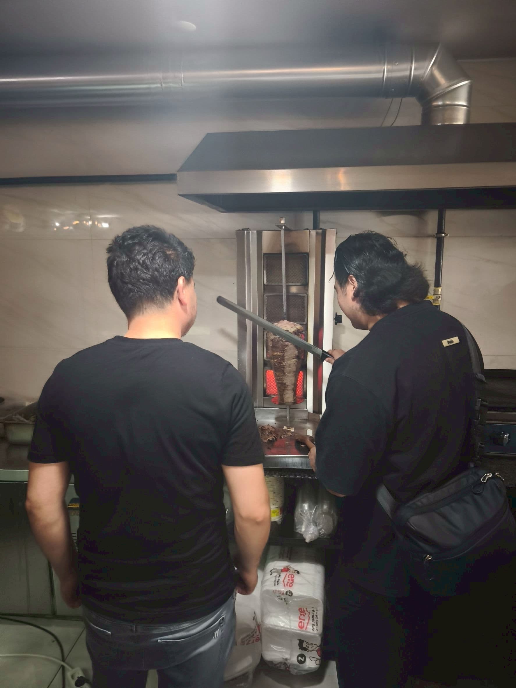 昼食はローカルのケバブ料理店にて